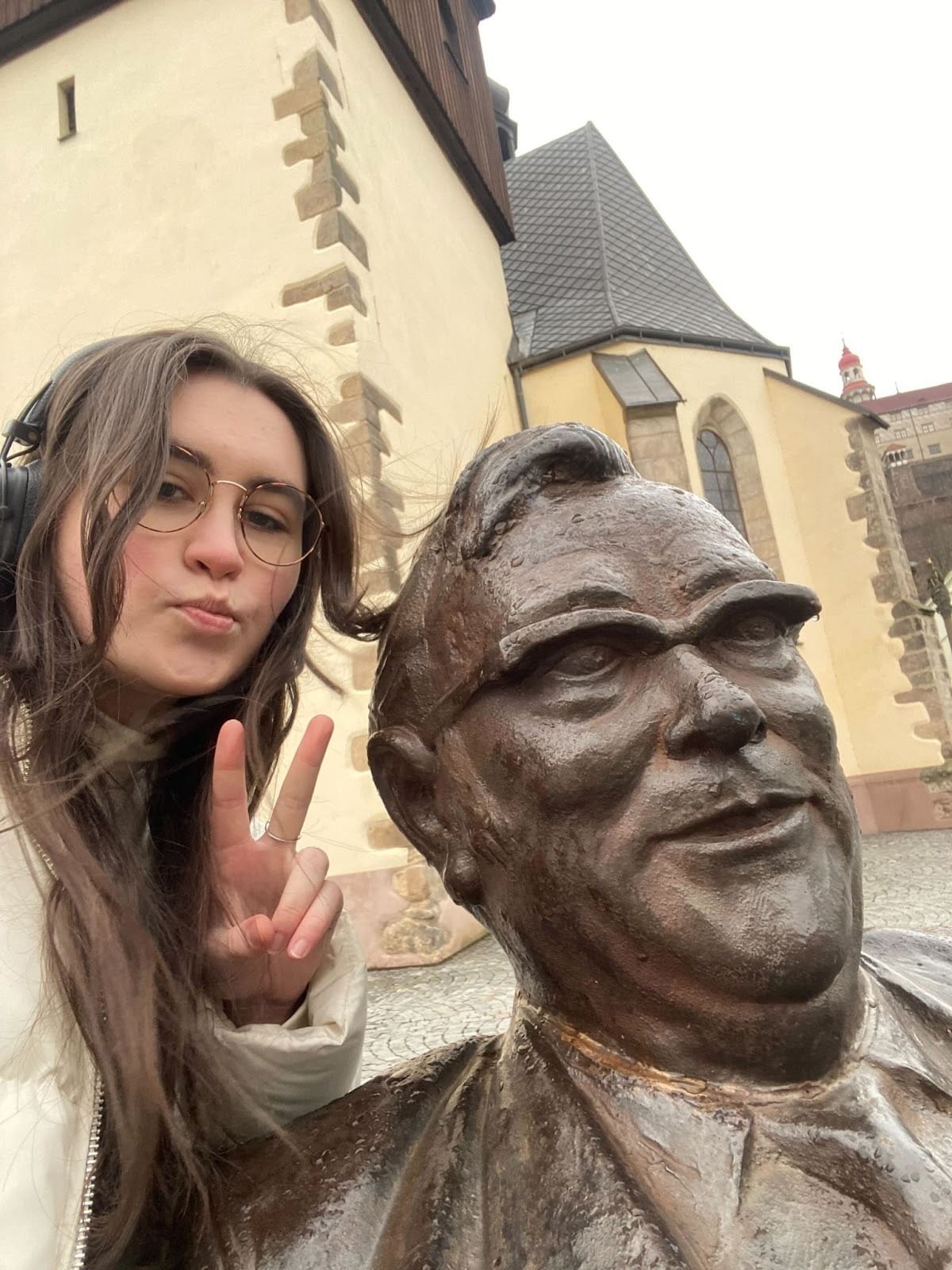 Kateřina v domovském Náchodě s kolegou Škvoreckým. Socha Zdeny Salivarové kdy??